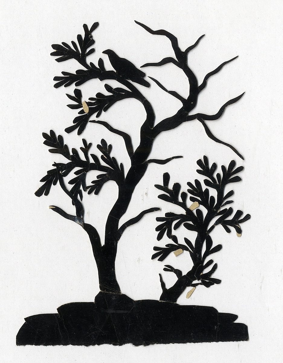 Silhuettklipp i svart. Ett träd med en fågel på en gren, och en buske.

Inskrivet i huvudbok 1937.