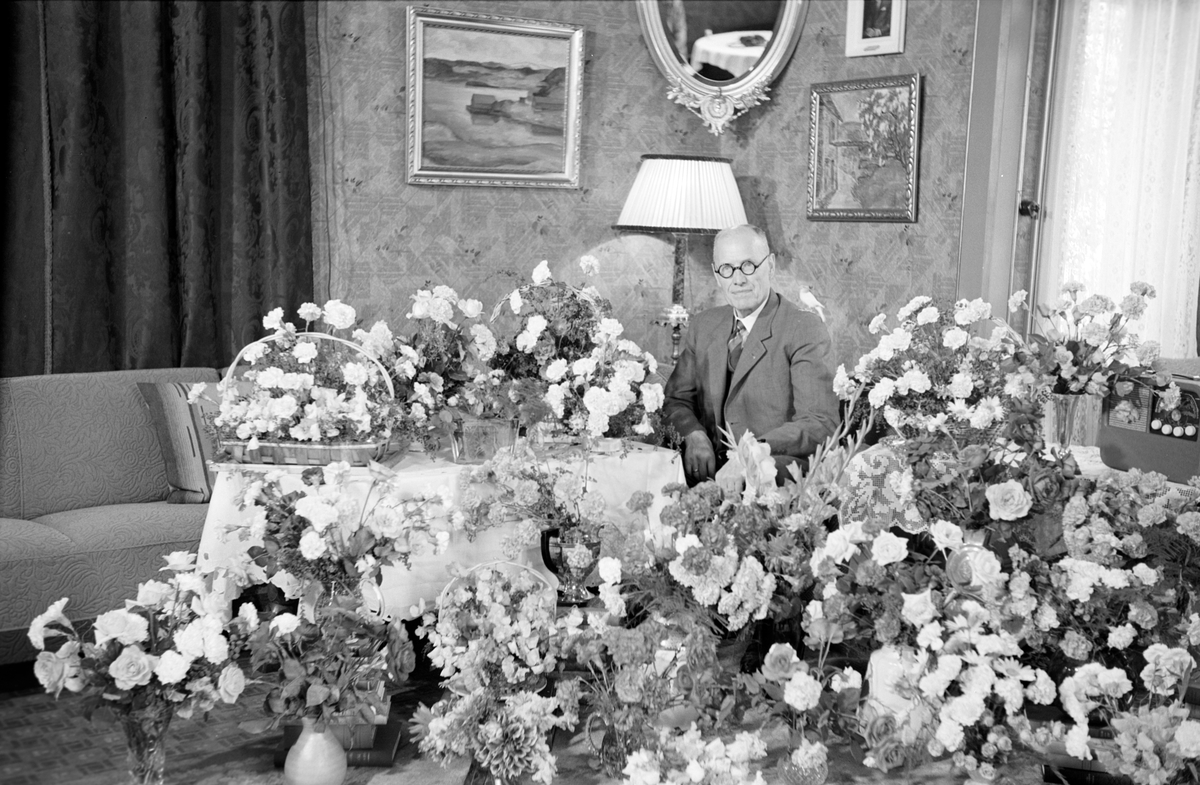 Fotograf Alf Schrøders på hans 70-årsdag, fotografert hjemme hos seg selv.
