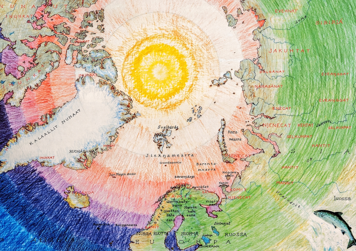 Når Nordområdene deles opp mellom nasjonalstater, trekkes det streker gjennom samiske landområder og over samiske stedsnavn. Siden midten av 1970-tallet har Hans Ragnar Mathisen tegnet intrikate kart over Sápmi/Nord-Norge. I disse kartene er nasjonalgrenser fraværende, mens det myldrer av samiske navn. I et av kartene er Nordpolen i sentrum, omkranset av de nordlige landmassene innskrevet med de ulike urfolksgruppenes navn. Mathisens tegninger synliggjør perspektiver og eksistenser som offisielle kart ikke rommer. Kartet er et mektig redskap, men hvem har rett til å tegne det?