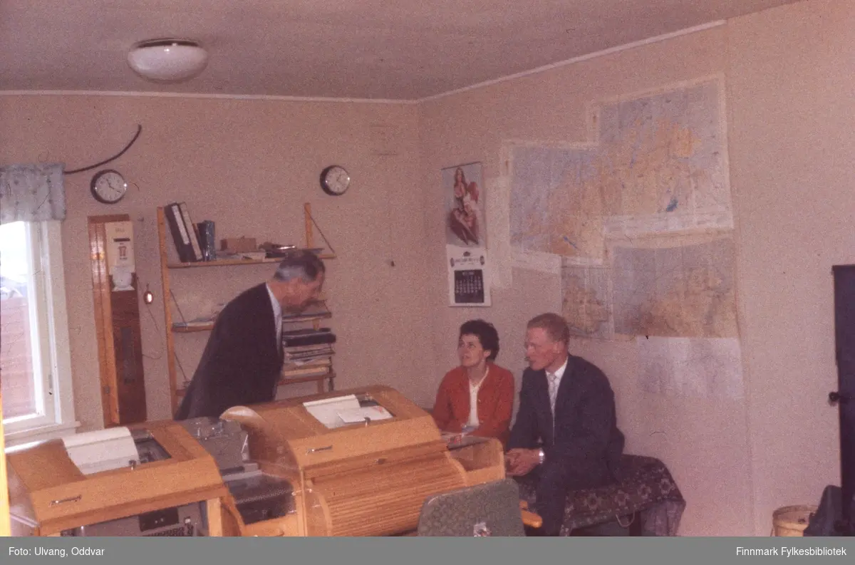 Radiobestyrer Oddmund Larsen ved Kirkenes aeradio hadde vært ved stasjonen i mange år. Han og kona, som for øvrig var fra Bjørnevann, hadde leilighet i samme bygning som huset radiostasjonen. Her holder de meg med selskap en stille dagvakt 17. mai 1963. Han helt til høyre er teknikker Bjørn Hivand også fra Finnmark.