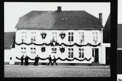Den gamle gården på Høtorvet fotografert 17. mai 1914