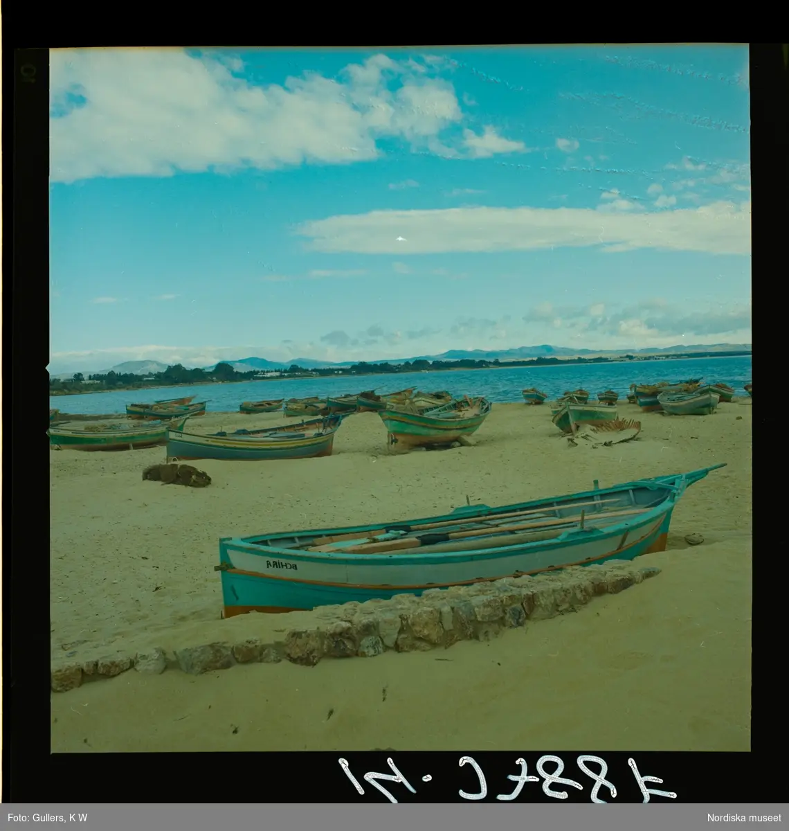 2791 Tunisien Kartago. Båtar på strand.