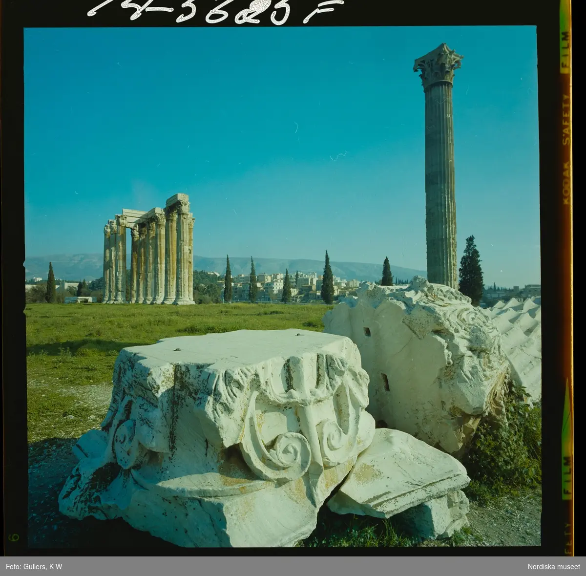 2795 Grekland Akropolis med runierna av bl.a. templen Parthenon och Erechtheion. Kolonn i delar på marken.