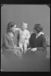 Svanhild Schrøder, Hjordis og en liten gutt