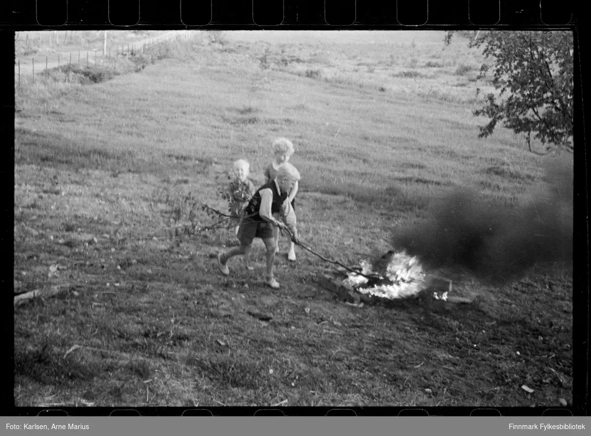 Barn leker med ild

Foto antagelig tatt på slutten av 1940-tallet, tidlig 1950-tallet i Kirkenes