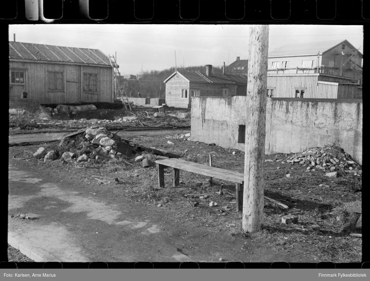 Foto av gateparti i Kirkenes, antagelig tatt på slutten av 1940-tallet, tidlig 1950-tallet 

I bakgrunnen kan man se diverse bygg og grunnmurer