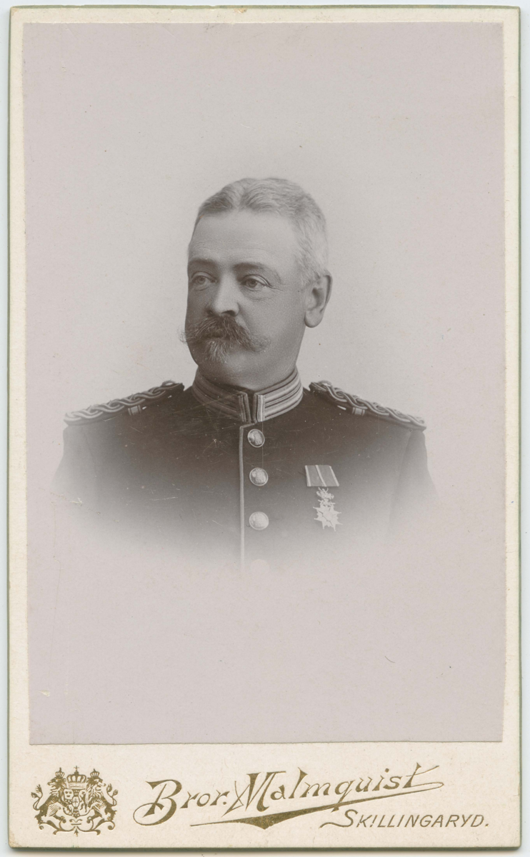 Porträtt på Kapten Jönköpings Regemente I12 Skillingaryd. Ernst Mauritz född år1849-04-30.