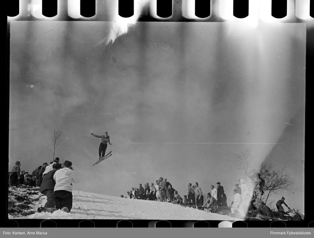 Hopprenn i Kirkenes 

Foto antagelig tatt på slutten av 1940-tallet, tidlig 1950-tallet