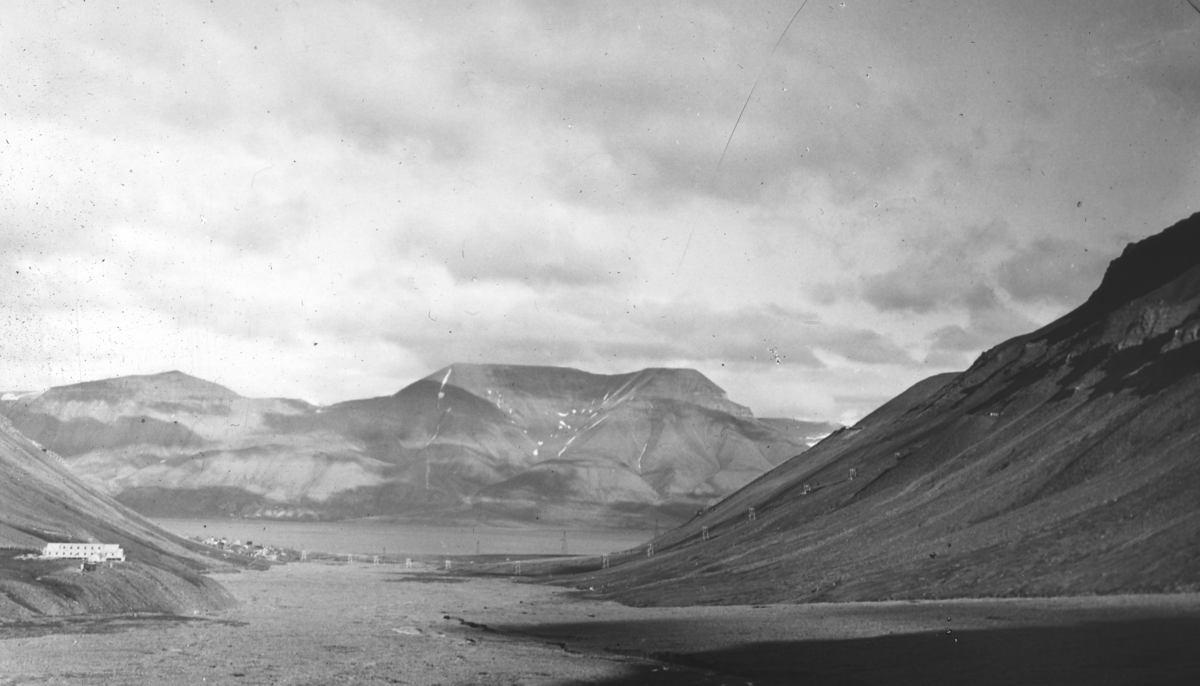 Longyearbyen sett fra Longyearbreen. Sverdrupbyen til venstre. Tekst med bildet: 1938 Longyeardalen "innenfra".
