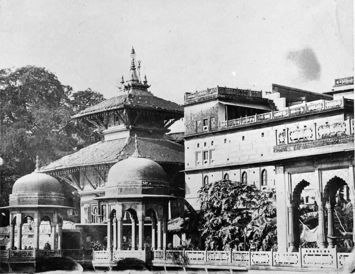 Wittenströms anteckning: Till vänster: Nehoulese tempel i Benares och t h. en rik privatmans byggnad.
