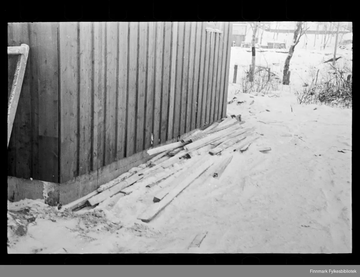 Ukjent bygg i Kirkenes. Huset sees i bildene fbib.93112-208 -- 215

Foto trolig tatt på slutten av 1940-tallet, eller tidlig 1950-tallet