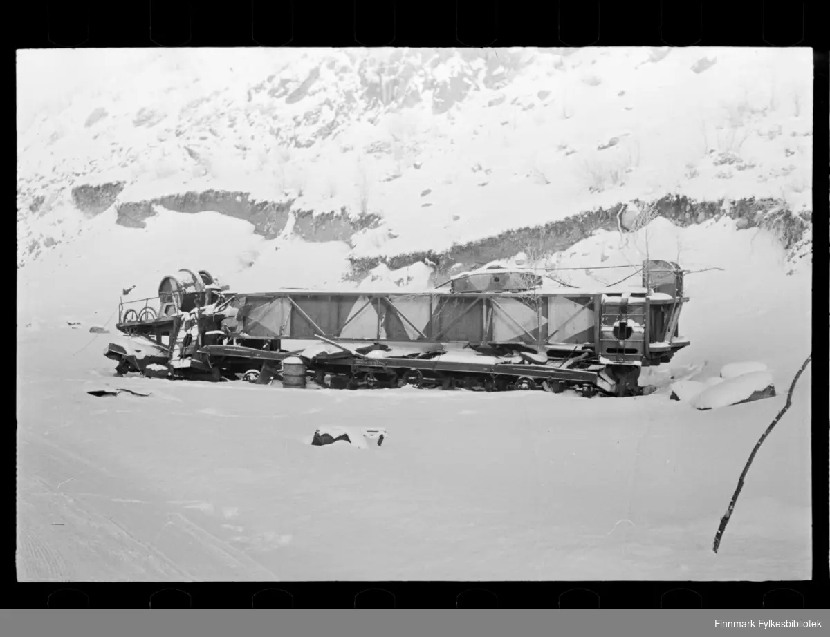 Foto av nedsnedd maskineri.  Muligens tatt i 1947 (se historikk)

Foto trolig tatt på slutten av 1940-tallet, eller tidlig 1950-tallet