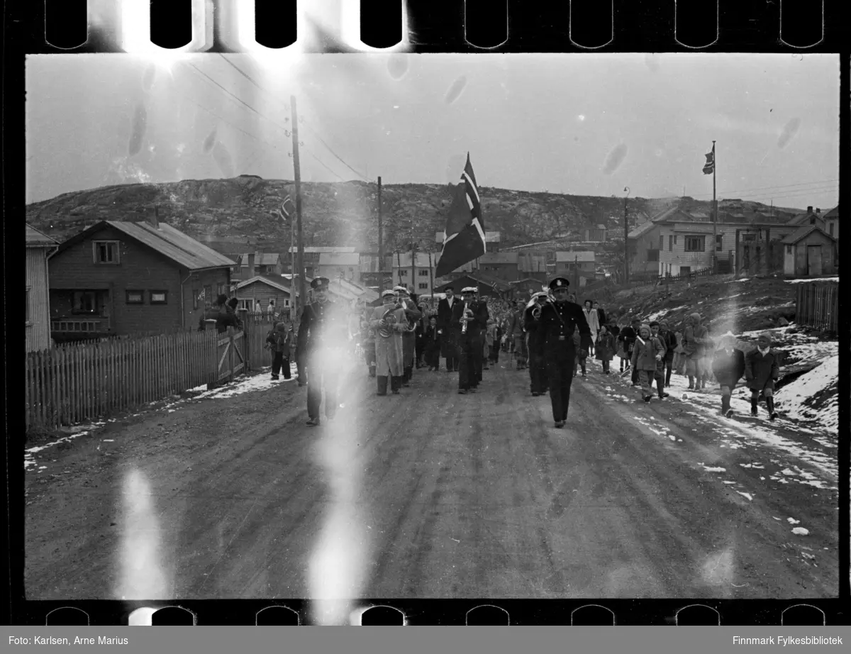 17. mai opptog i Kirkenes, antagelig i 1948 (se historikk)

Uniformert politi går i fronten
