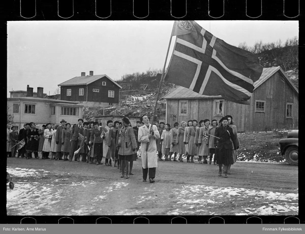 17. mai opptog i Kirkenes, antagelig i 1948 (se historikk)

Flaggbærer i fronten og ungdomsskole klasse bak

I bakgrunnen kan man se hus med numemr 75-146 (?) 114