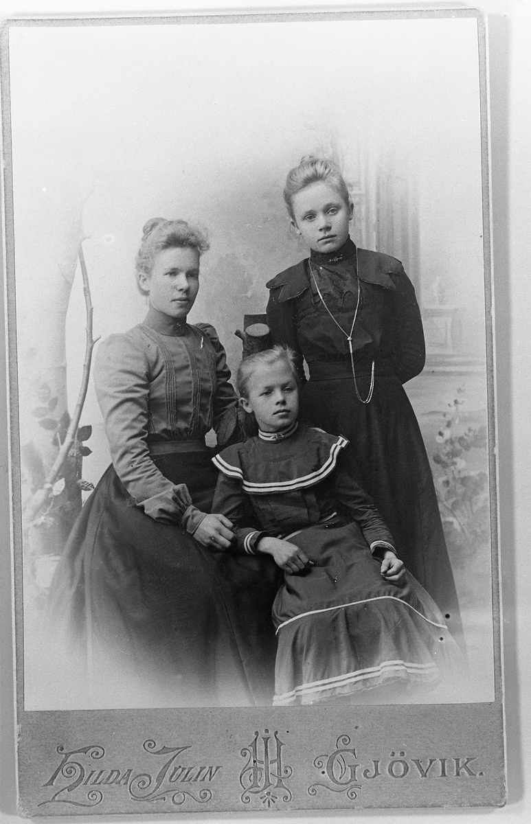 Portrett av tre kvinner/jenter august 1901. Personene er søstrene Marie (f. 1881), Ragna og Natalie Pettersen.