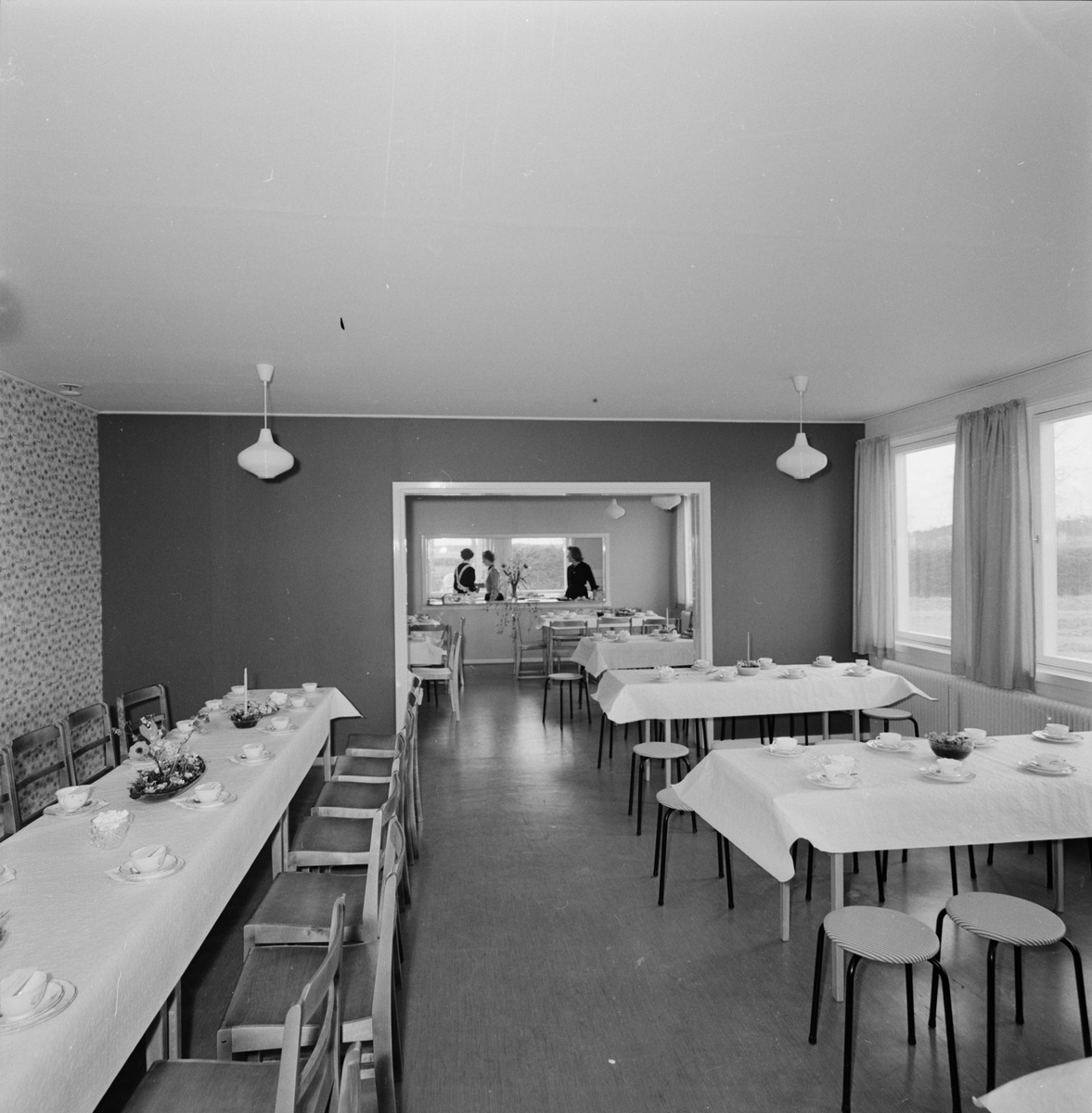 Dukade kaffebord vid återinvigningen av Jumkils skola