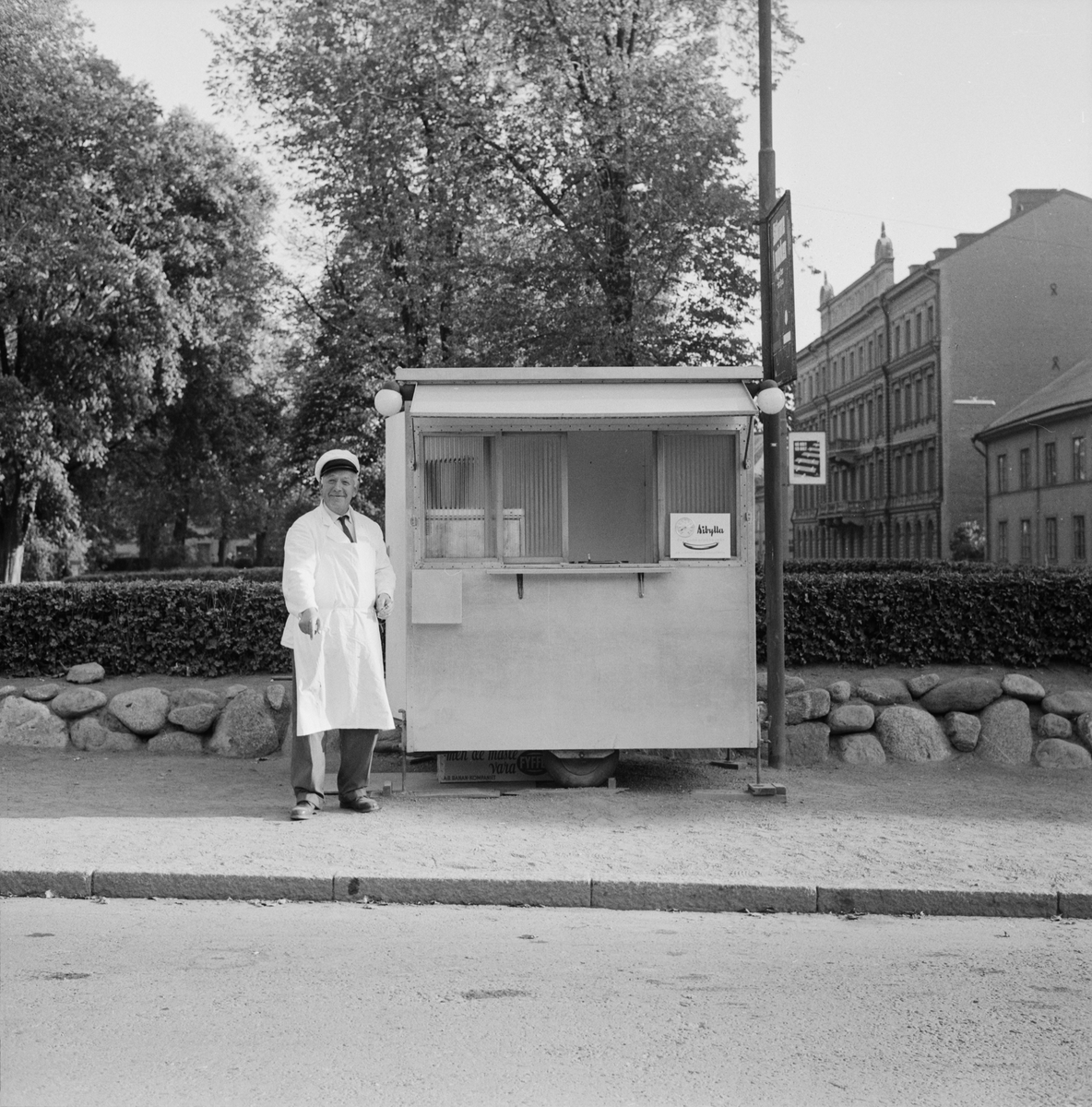 "Korvgubben vid busstationen", Uppsala 1959