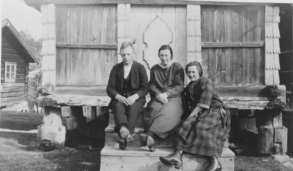 På stabburstrammen på Narum ca. 1925. Kristen Kopseng, med kona Berit og Ingrid Ulberg (f. Narum).