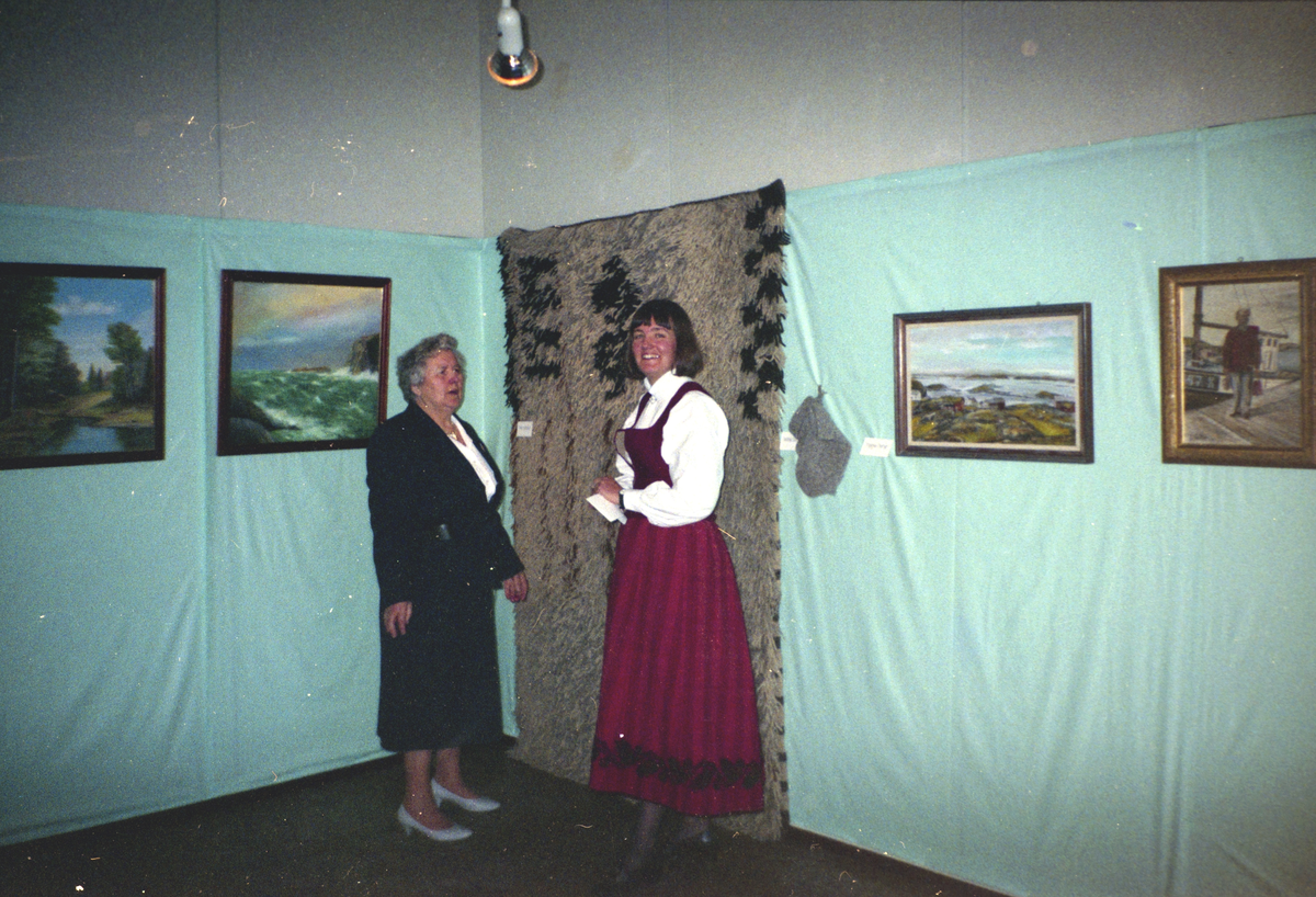 Anna Fjeldvær (v) og Amy Lightfoot før Kronprinsparets besøk, rya på veggen er laget av Amy.