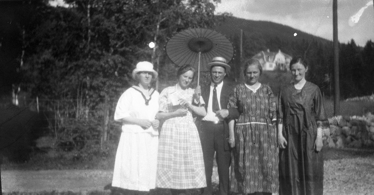 Nr. to fra venstre er Sigrid Hjelle. Beildet er sansynligvis tatt i Volda. Søskenbarn i Rødsethfamilien.