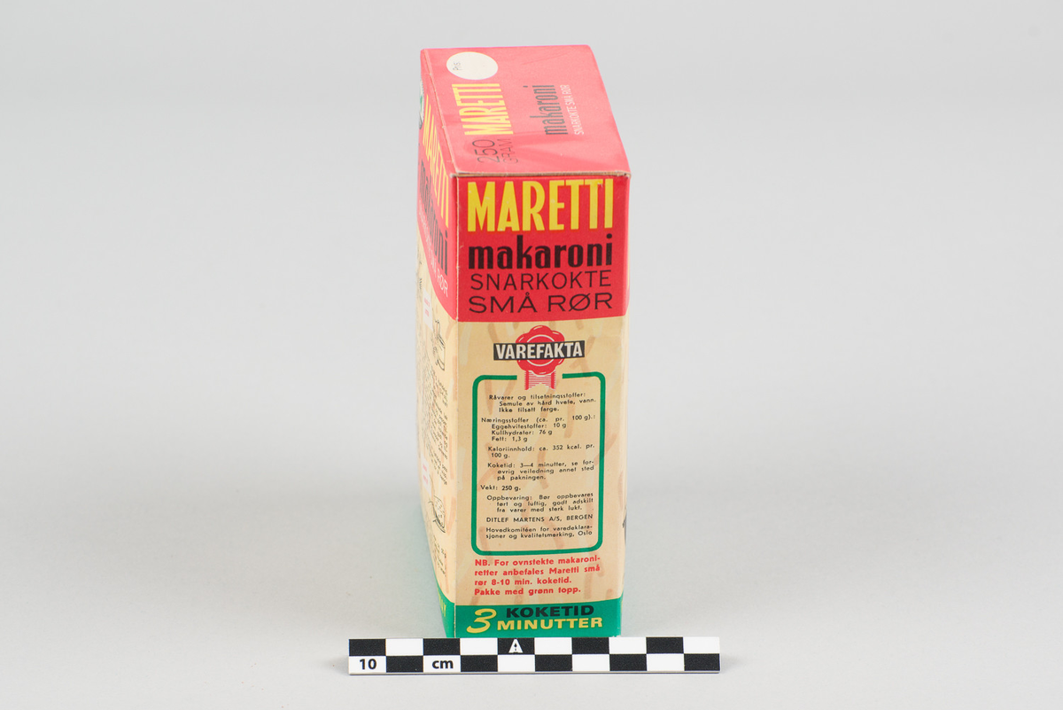 En uåpnet kartong eske med snarkokte makaroni MARETTI fra Ditlef Martens A/S. Med kokeanvisning og fire oppskrifter på bakside.
