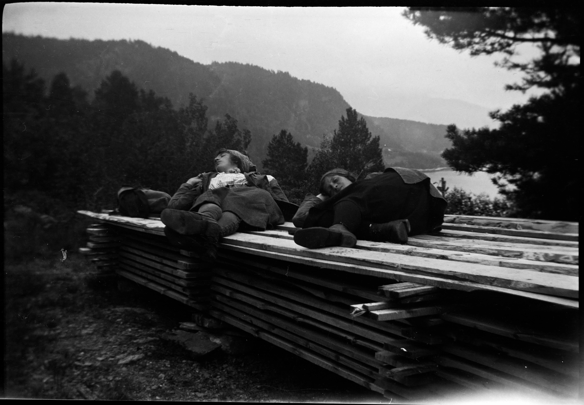 Kvinner på fjelltur hviler på en plankestabel