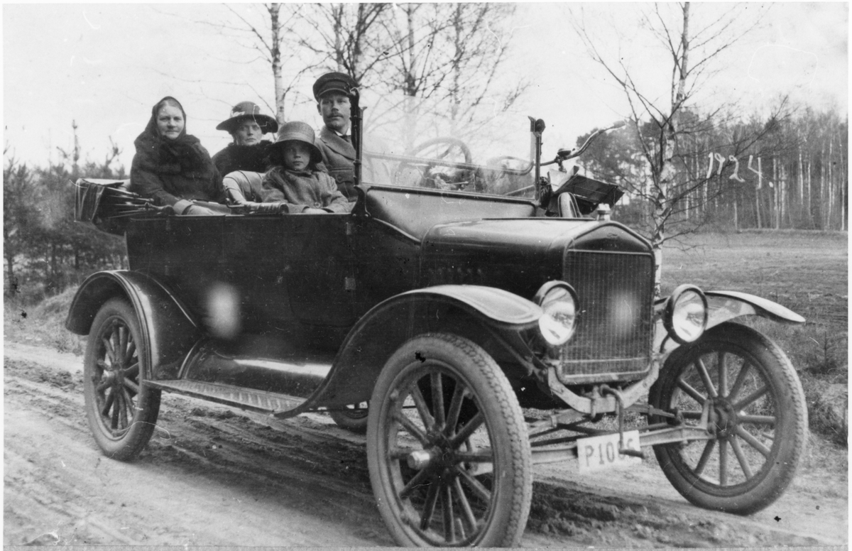 Text till fotografi: Bil på väg till Ulricehamn 1924. Fotografen åkte med Gottfrid Karlsson och fotograferade under tiden