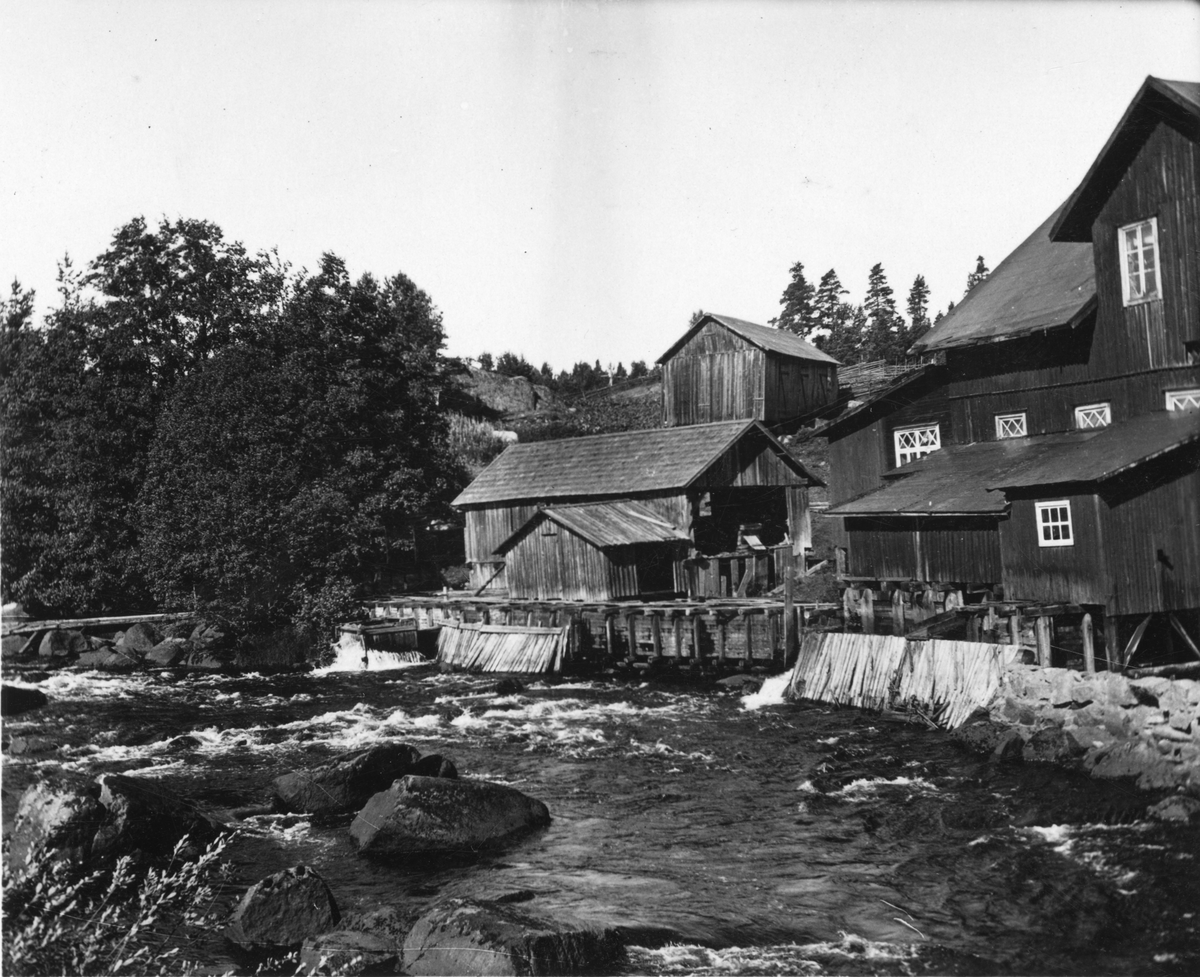 Nyboholms pappersbruk. Byggnaderna med möbelfabriken vid Järnforsen 1931. Vid platsen ligger nu en kraftstation.