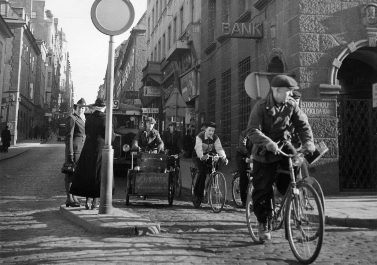 Cyklister på Götgatan vid Medborgarplatsen, Stockholm. Bild från Optimus arkiv.