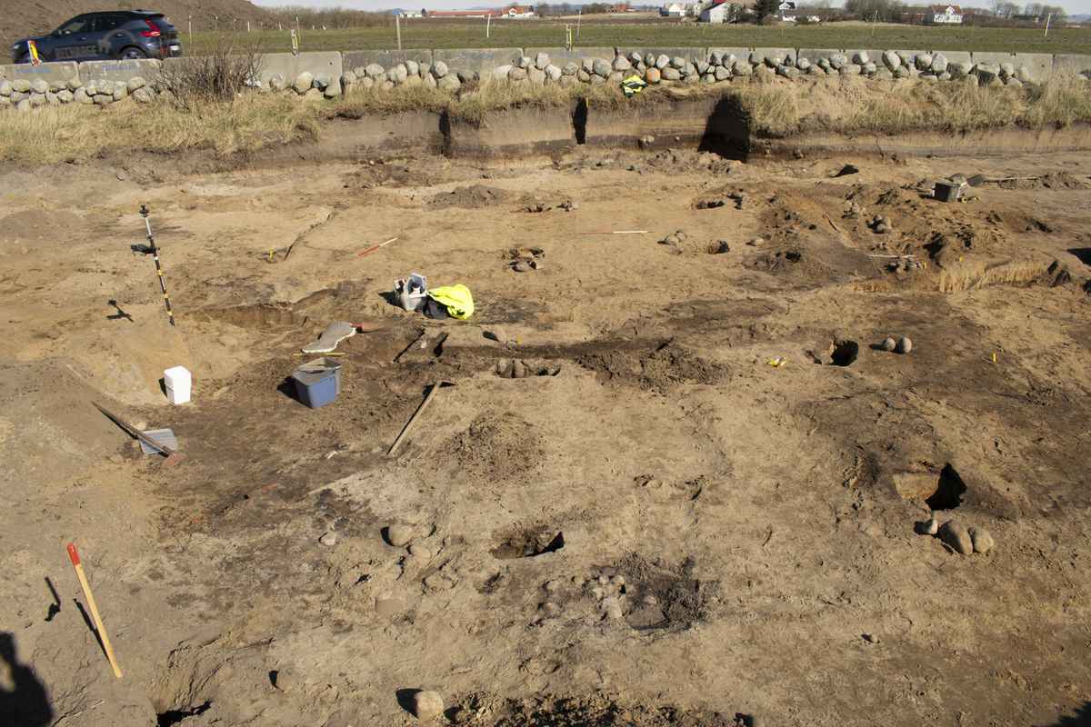 Arbeidsfoto. Utgravningsområdet ved slutten av undersøkelsen, etter snitting og dokumentasjon.