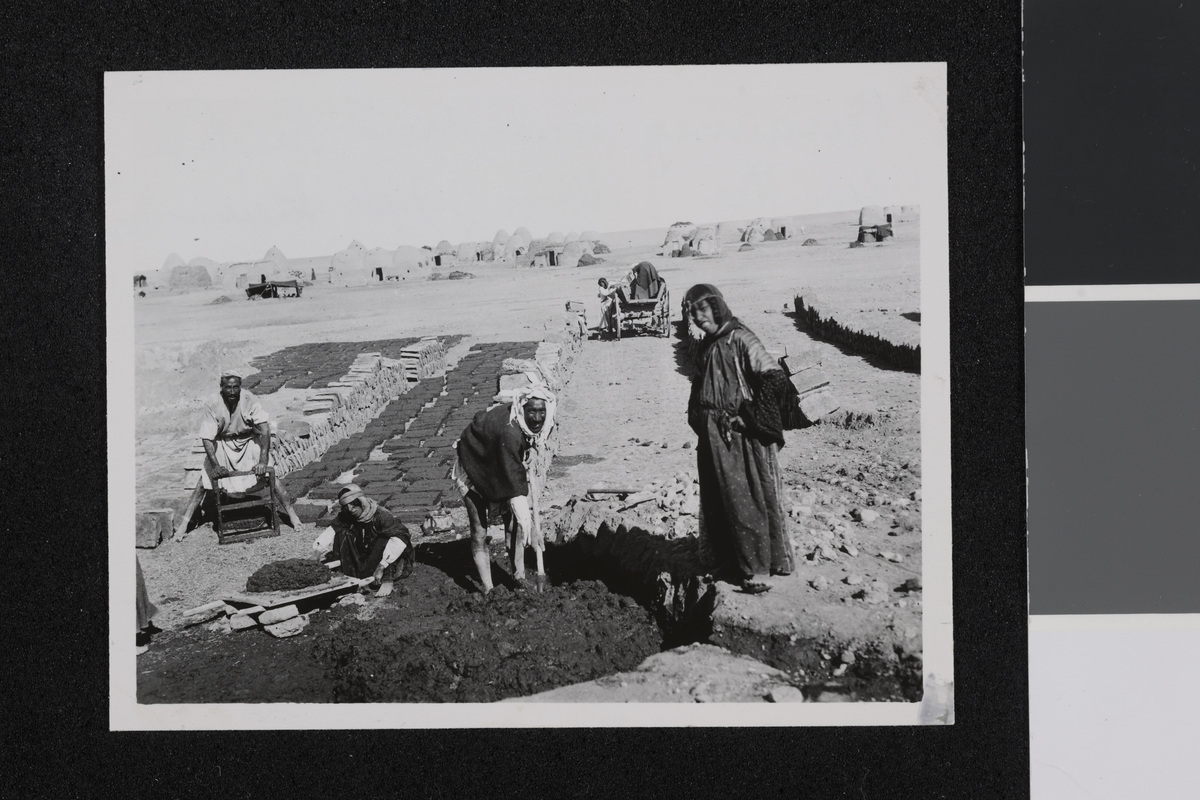 Arbeidere ved en av Karen Jeppes kolonier utenfor Aleppo. Fotografi tatt i forbindelse med Elisabeth Meyers bok; En Kvinnes Ferd til Persia.