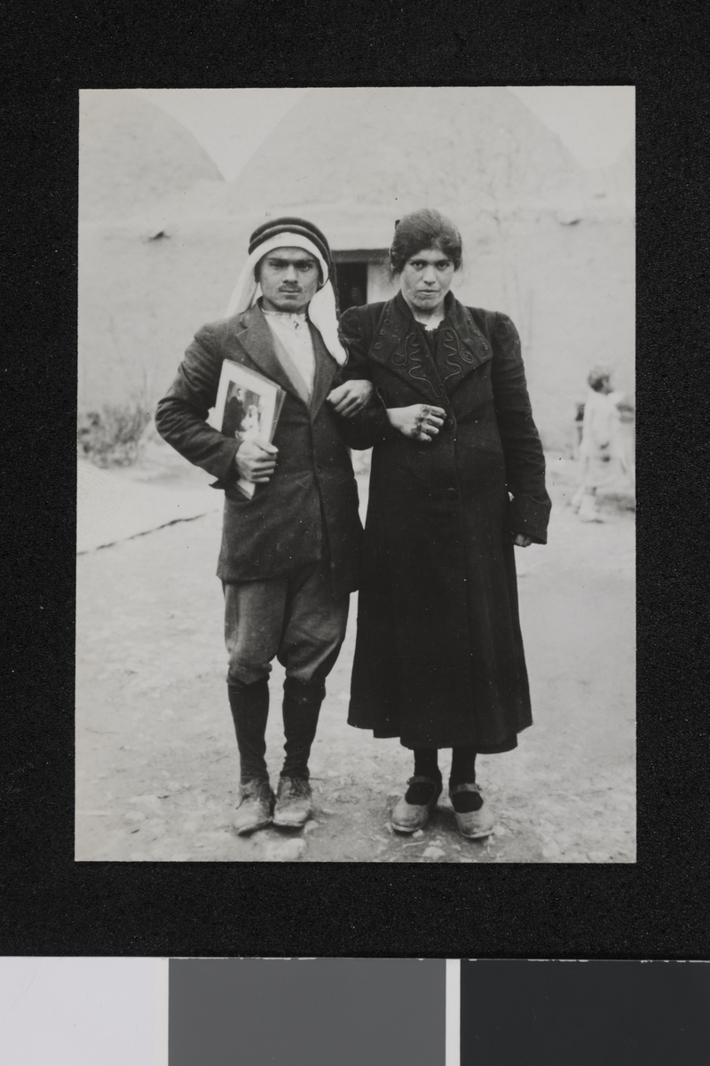 Nygift par i en av Karen Jeppes kolonier utenfor Aleppo. Fotografi tatt i forbindelse med Elisabeth Meyers bok; En Kvinnes Ferd til Persia.
