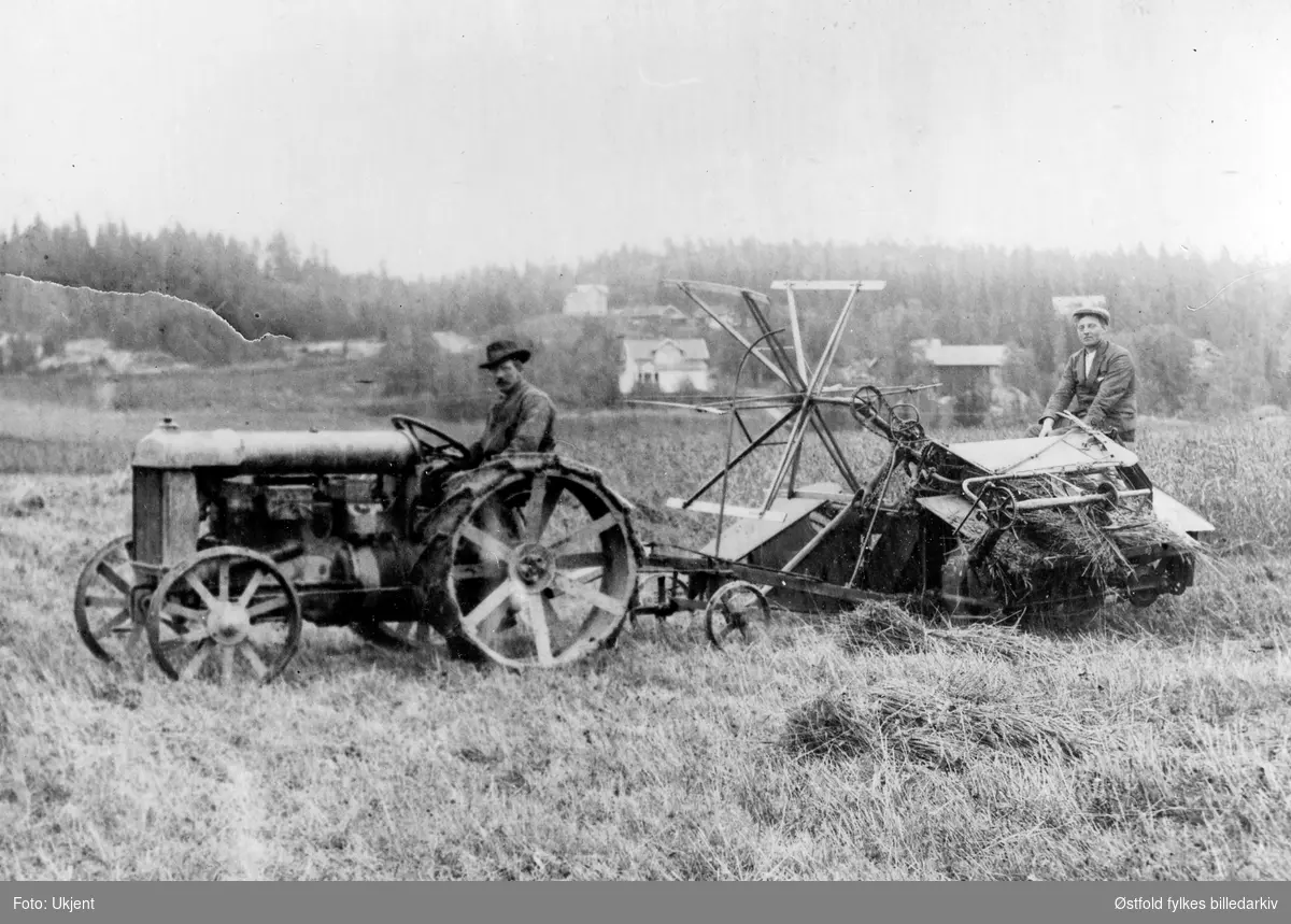 En av de første traktorene i Eidsberg 1919.