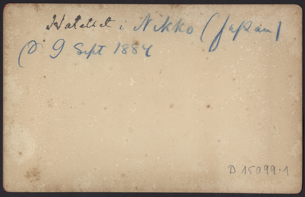 På denna kabinettskort syns två bilder från ett hotell i Nikko (Japan).  Den ingår i Rudolf Nissens arkiv. Han följde med Vanadisvärldsomsegling som besökte Japan 1884. Förmodligen köpte han bilden i som souvenir under besöket i Nikko.