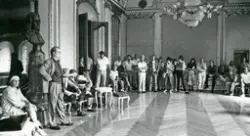 Stein Winge og ensemblet på Nationaltheatret. 7. August 1990