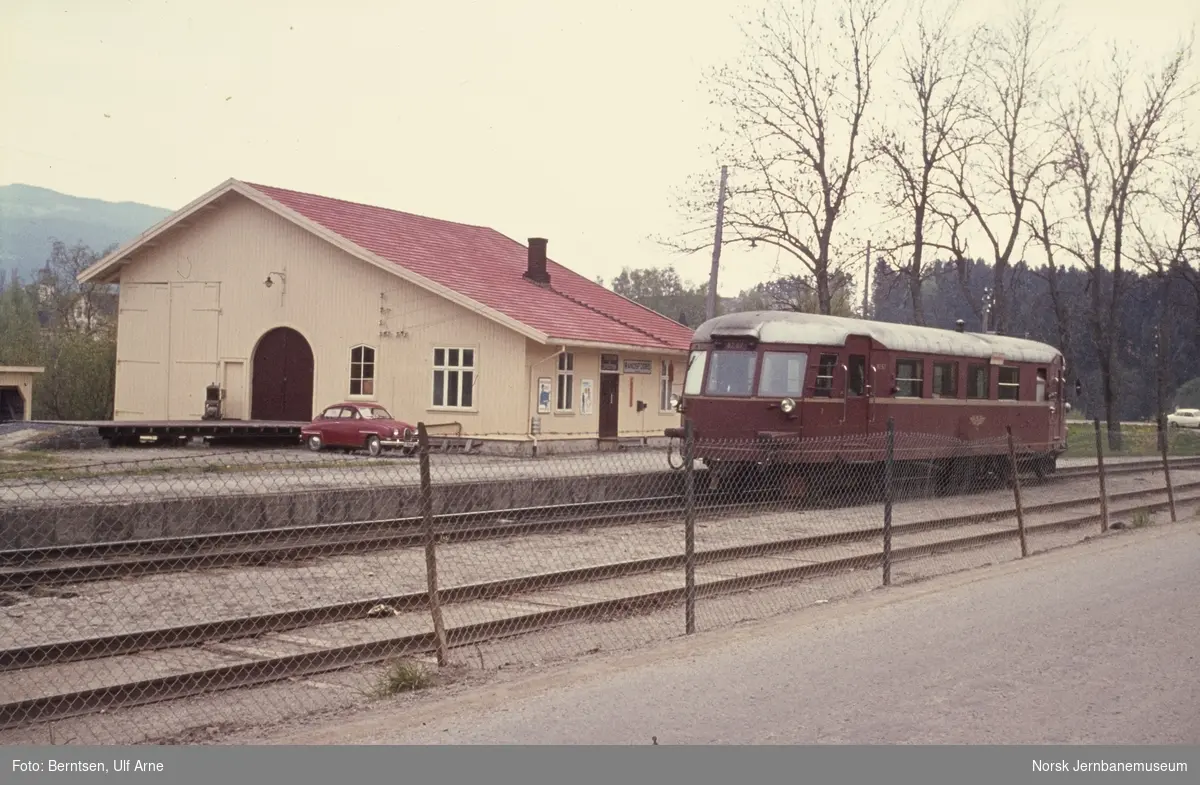 Dieselmotorvogn Bmdo 87 67 med siste ordinære persontog til Hønefoss på Randsfjord stasjon
