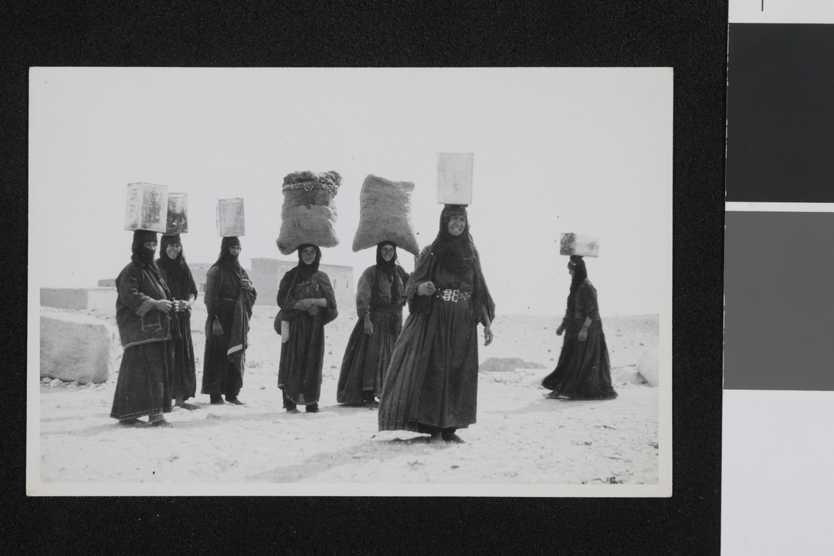 Kvinnelige bærere. Fotografi tatt i forbindelse med Elisabeth Meyers bok; En Kvinnes Ferd til Persia.