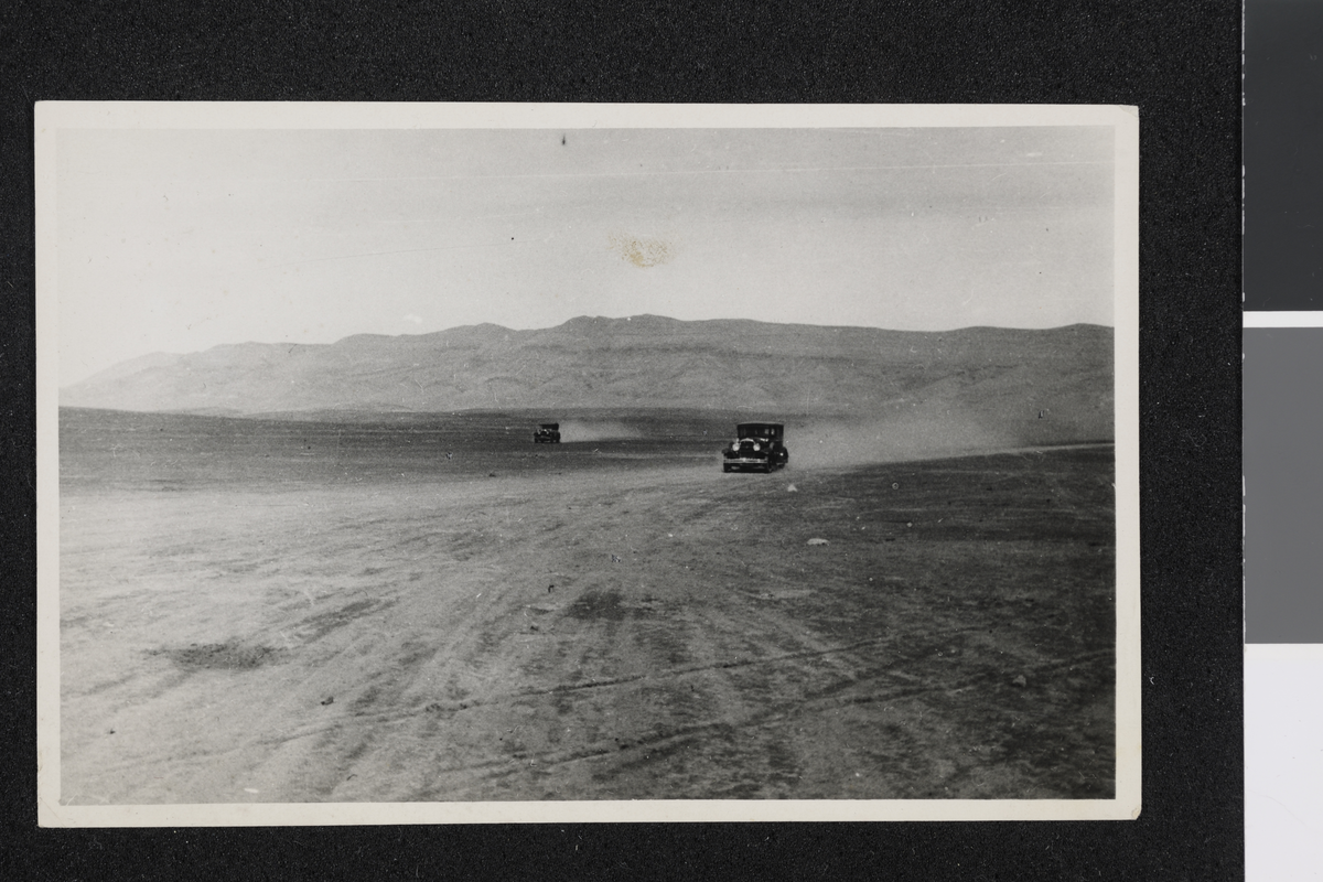 To biler gjennom ørkenen mot shiitenes hellige by. Fotografi tatt/ samlet i forbindelse med Elisabeth Meyers bok; En Kvinnes Ferd til Persia.