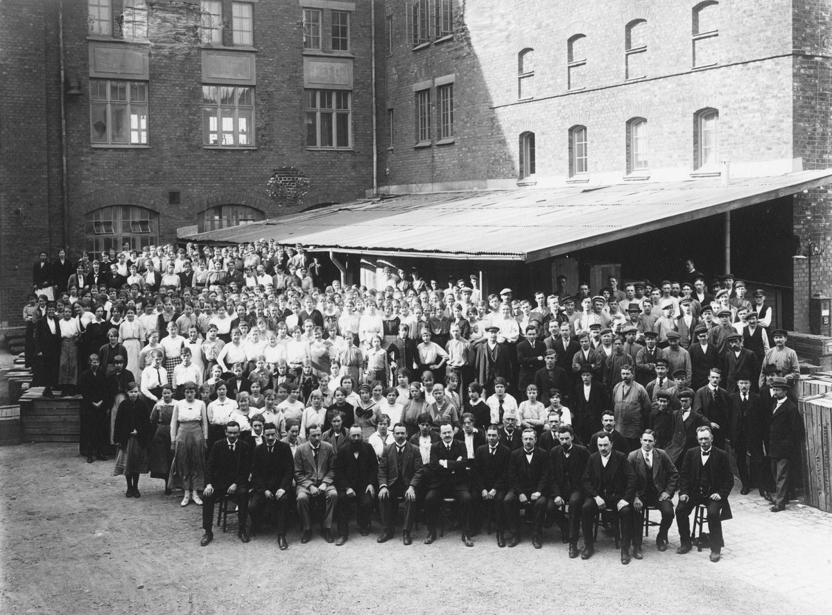 Personalen vid AB Stockholms Glödlampfabrik på Ringvägen 98  i Stockholm, 1917.