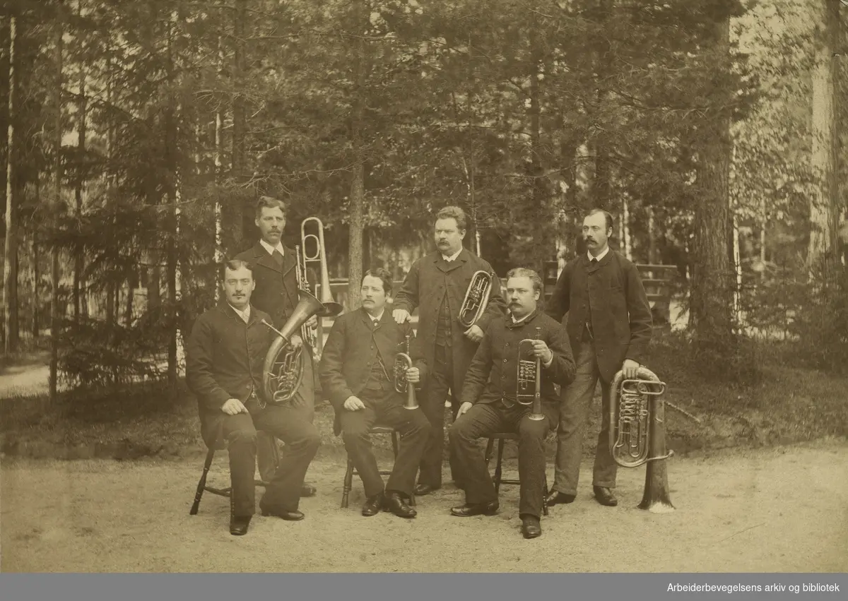 Friluftskonsert. Ukjent sted. Sittende fra venstre: "Sandvold, Aulie og Aksel Anheim. Bak fra venstre: Torgeir Torgeirson (sønn av Myllarguten), Chr. Andersen og Vold". Udatert.
