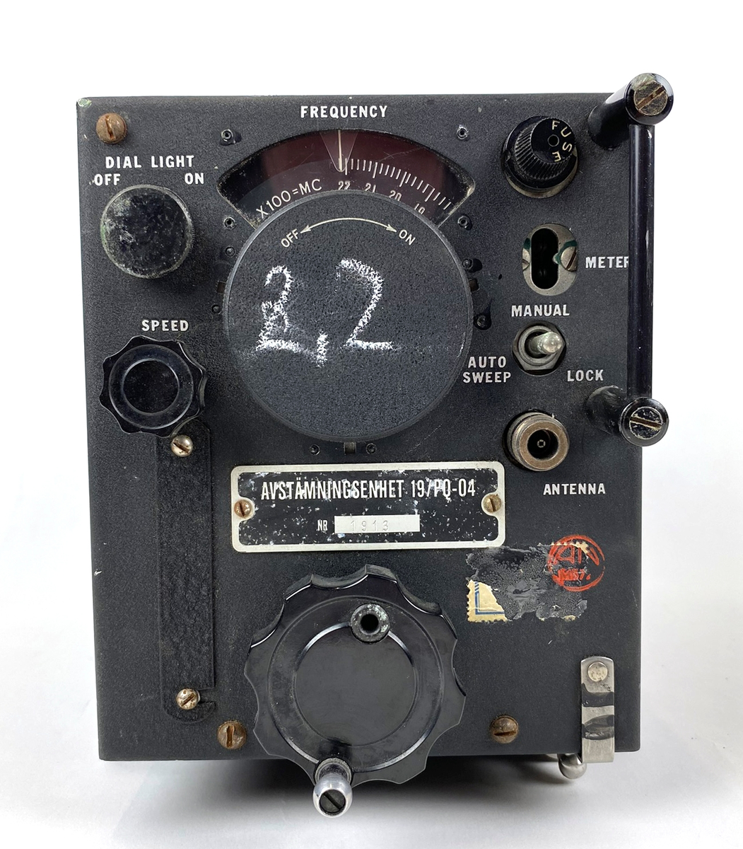 Avstämningsenhet 19/PQ-04 (Tuning Unit TN-19/APR-4) för frekvensomfång 975-2200 MHz. Pluggades in i Sökmottagare PQ-04 (Radar Receiver R-54/APR-4). Sitter i stötdämpat transportchassi.