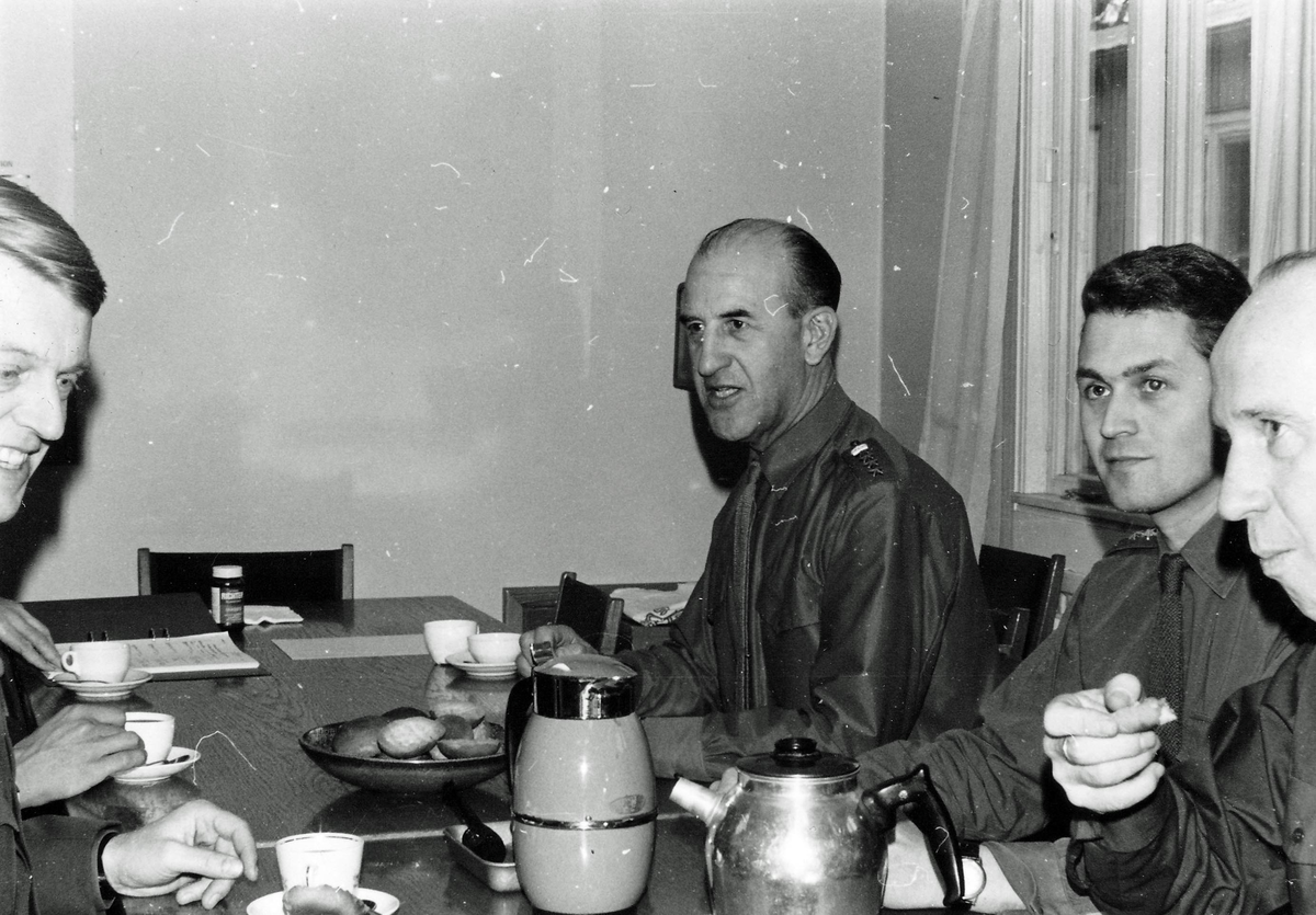 Fika på Arméns Underhållsskola 1971. Mj Claës Tamm till vänster och tränginspektören Magnus Bruzelius i mitten
