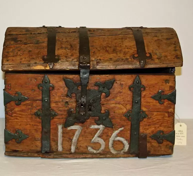Kista, liten, välvt lock, ursprungligen ett stycke. Beslag och lås i gotisk stil, målat årtal 1736. Enligt säljarens uppgift inköpt i Rasåsen, Selångers socken. Köpt av Elis Lundgren för 50:-.