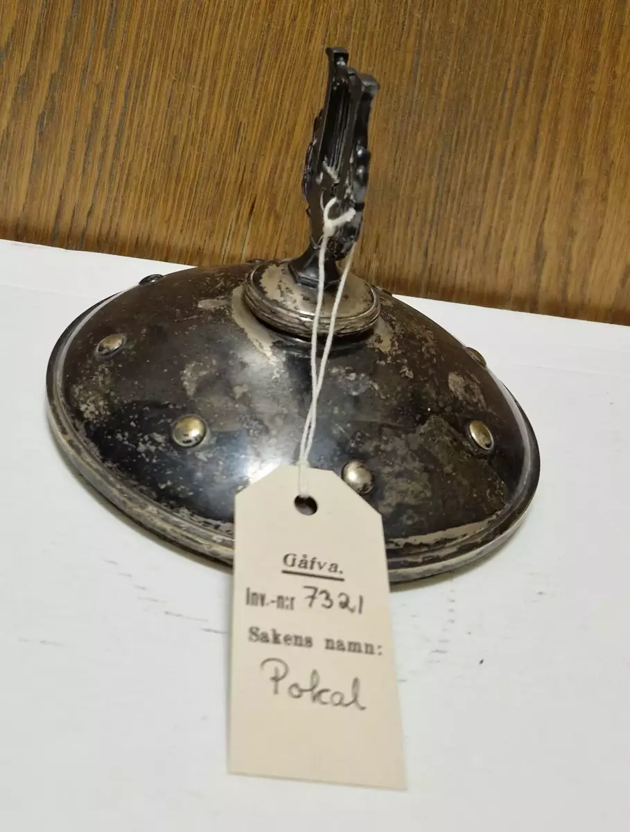 "Pokal, av nysilver. Graverat: "1:sta pris 6/9 1908", 34 cm." Gåva av: "Alb. Eriksson." (liggaren)