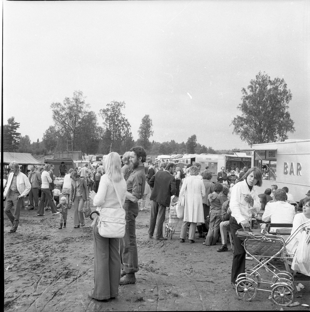 Folksamling på ett marknadsområde.