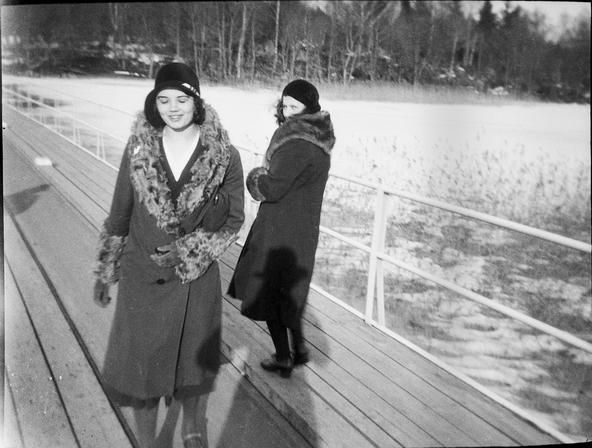 Två kvinnor på en gångbro, Uppland
