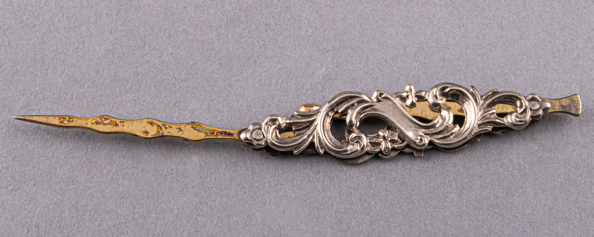 Toiletset av silver med nagel och öronpetare. Ornament i nyrokoko. Stämplat och tillverkat av Gävle guldsmeden Kling 1869.