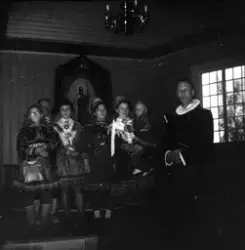 Samiske personer og prest i et kirkerom