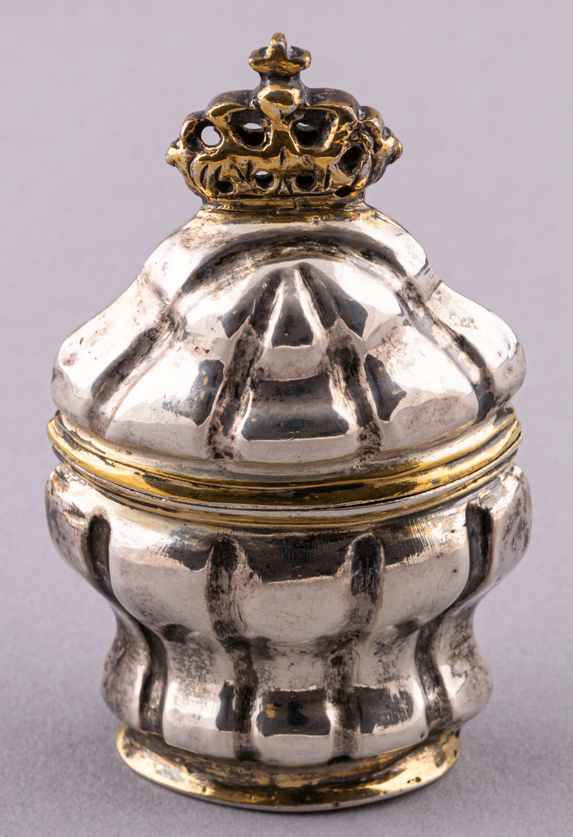Svampdosa, silver, driven, barock. Locket krönt av förgylld krona. Stämplad: CR. I botten: IILD.