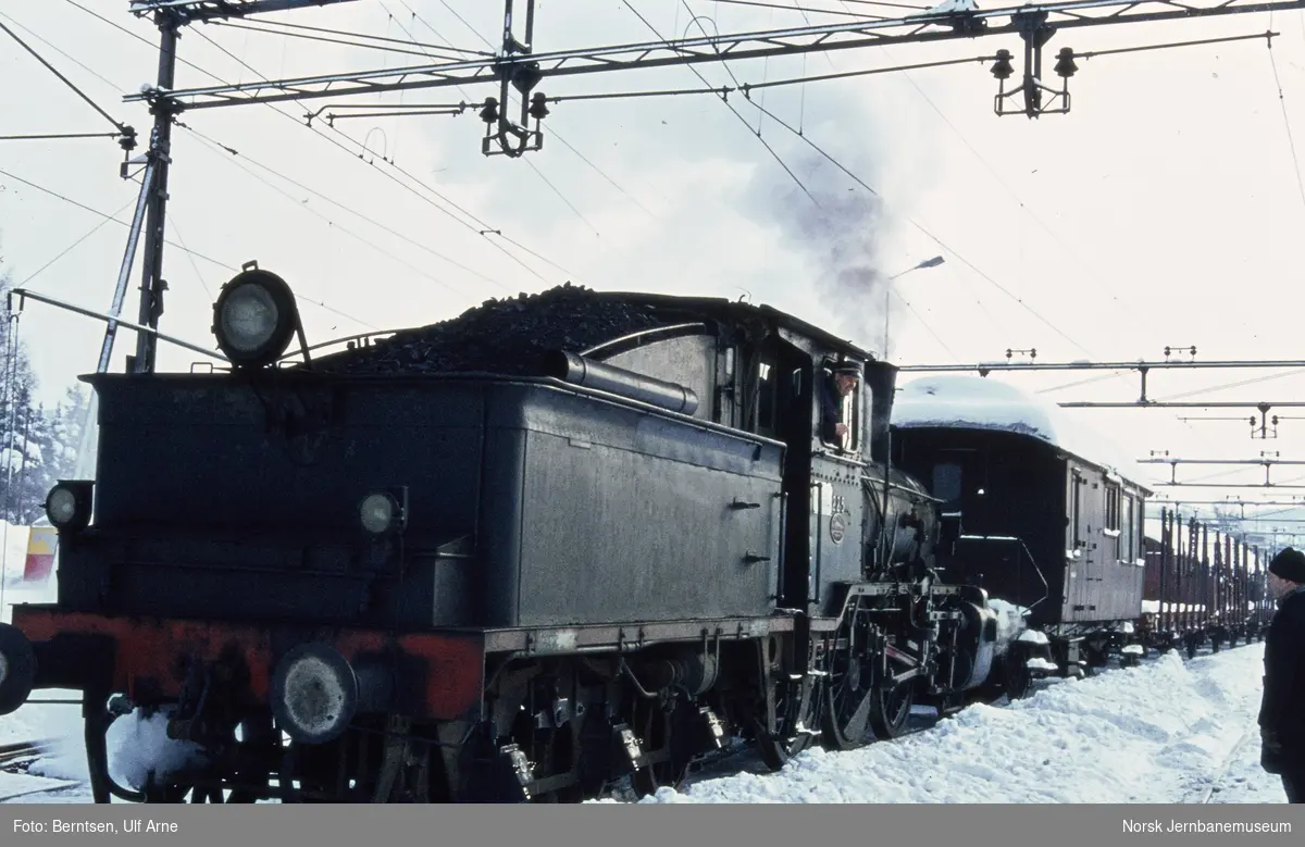 Damplokomotiv type 21b nr. 225 med godstog på Kongsberg stasjon